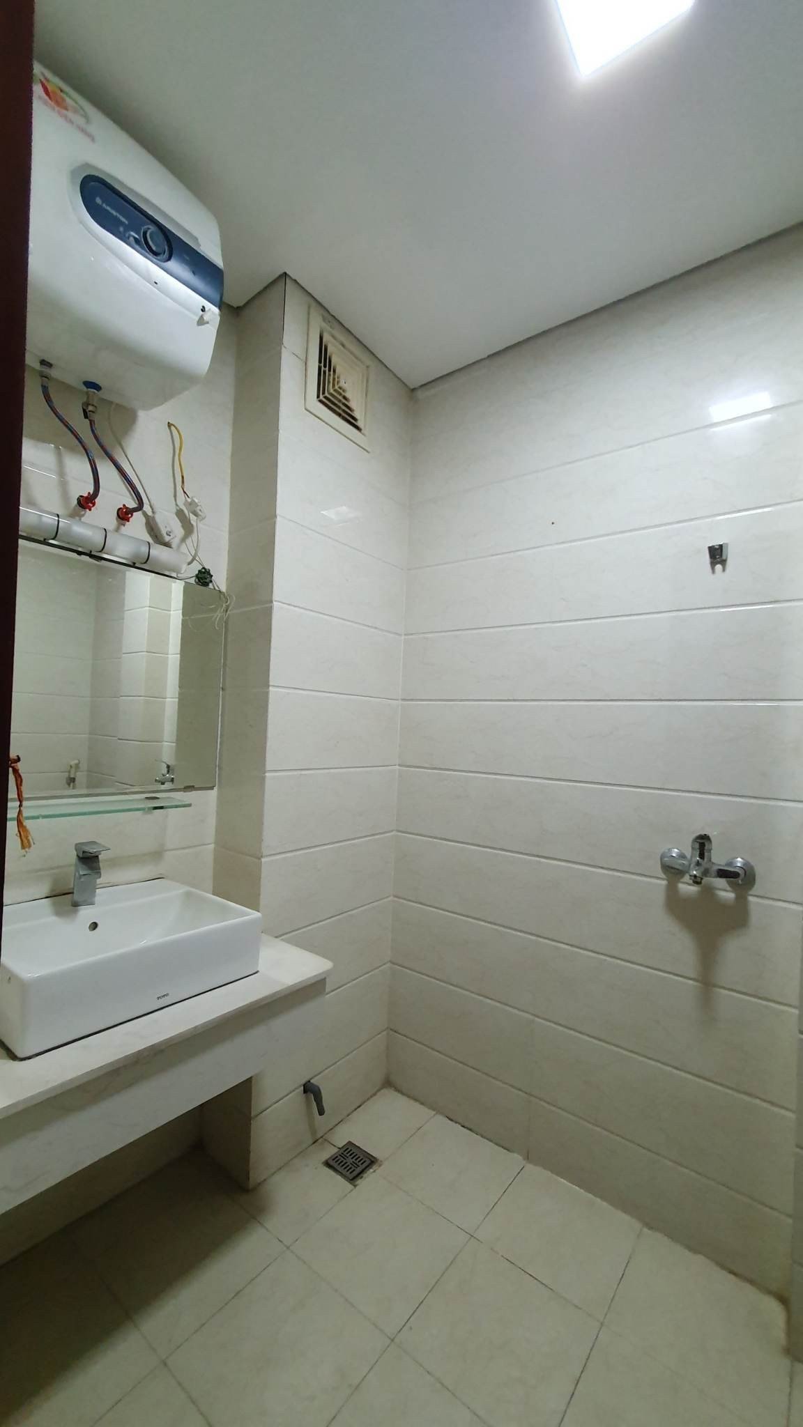 Cho thuê nhà căn góc, mới, Mai Hắc Đế, thang máy; vỉa hè 111m2* 5T- 44 Tr - Ảnh 2